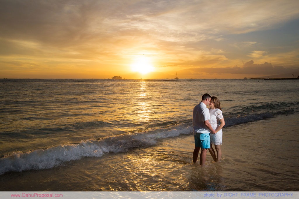 Romantic Surprise Proposal At Waikiki Beach Hawaii Proposal Photographer